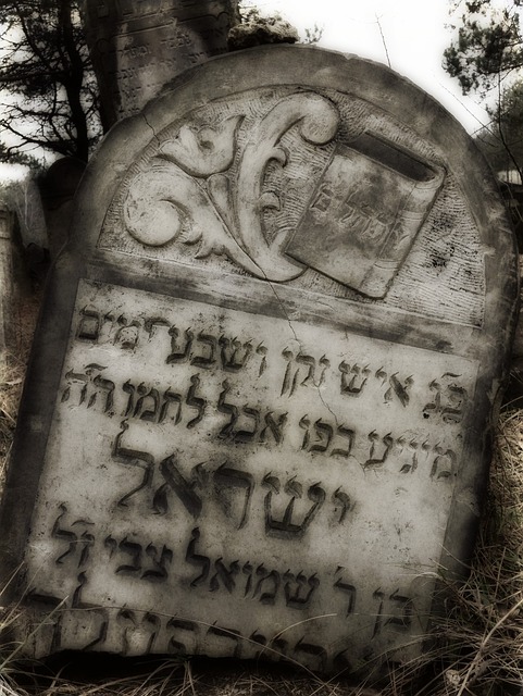 Odzyskano zabytkowe macewy z olkuskiego cmentarza żydowskiego